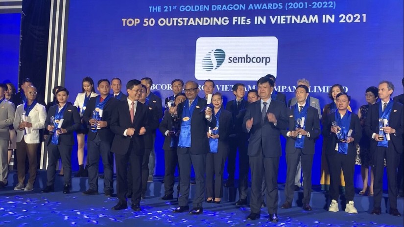 Sembcorp Energy Việt Nam được vinh danh &ldquo;Dẫn đầu trong đổi mới s&aacute;ng tạo&rdquo; tại Chương tr&igrave;nh Li&ecirc;n hoan c&aacute;c doanh nghiệp Rồng V&agrave;ng lần thứ 21