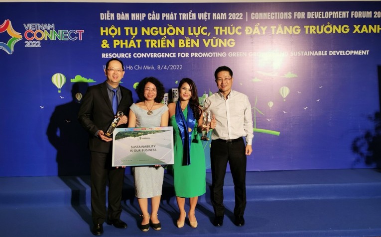 Đại diện Sembcorp Energy Việt Nam v&agrave; Sembcorp Industries (Singapore) tại Chương tr&igrave;nh Li&ecirc;n hoan c&aacute;c doanh nghiệp Rồng V&agrave;ng. Nguồn: SEV