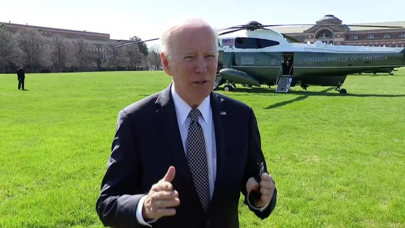 Tổng thống Mỹ Joe Biden tr&ecirc;n đường đến bang Iowa. Ảnh: WILL WEISSERT