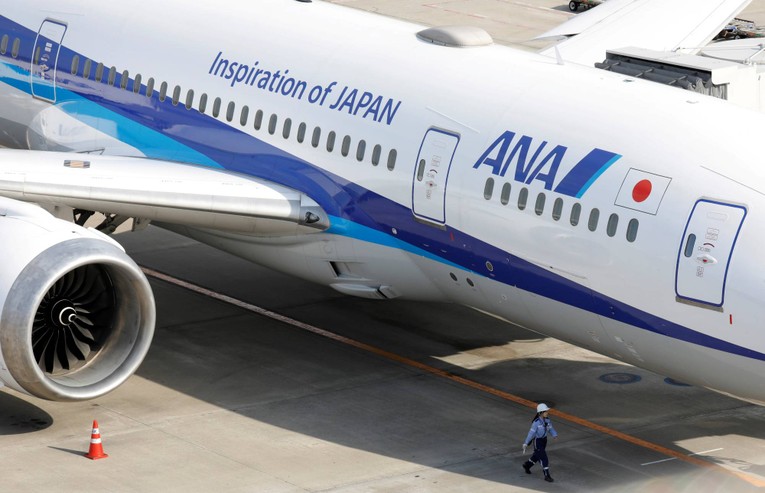 Một chiếc m&aacute;y bay của All Nippon Airways tại s&acirc;n bay Haneda. Ảnh: Reuters