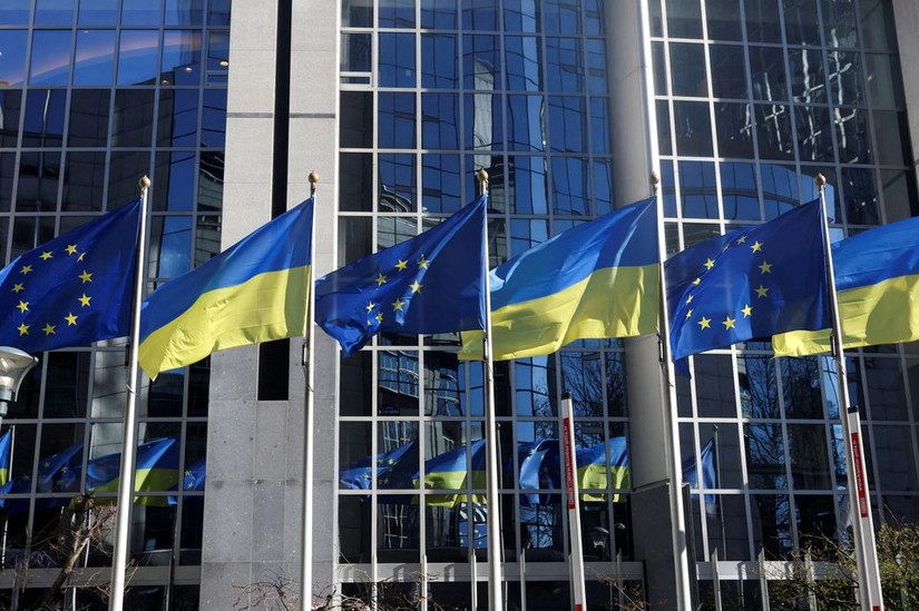 Cờ Ukraine v&agrave; cờ EU. Ảnh: Reuters