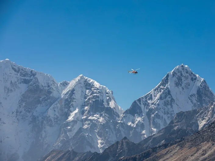 Du kh&aacute;ch c&oacute; thể đi trực thăm v&agrave; ngắm đỉnh Everest h&ugrave;ng vĩ. Ảnh: Abercrombie and Kent