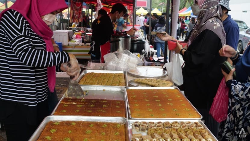 Một gian h&agrave;ng b&aacute;n đồ tr&aacute;ng miệng Trung Đ&ocirc;ng tại phi&ecirc;n chợ Ramadan. Ảnh: CNA