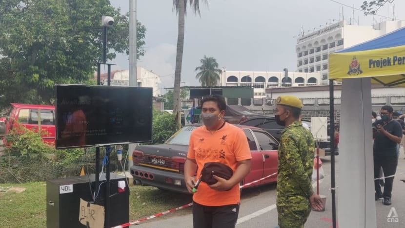 Hệ thống cảm biến, kiểm so&aacute;t số lượng người trong đ&aacute;m đ&ocirc;ng tại phi&ecirc;n chợ Ramadan ở Malaysia. Ảnh: CNA