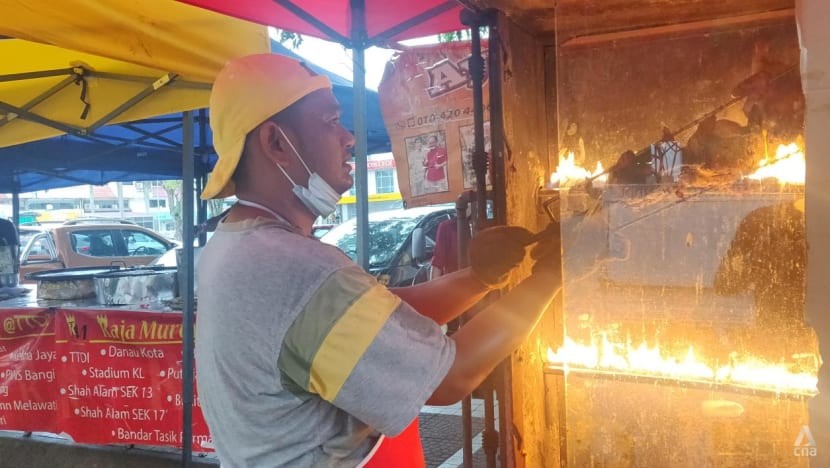 Gian h&agrave;ng g&agrave; nướng của &ocirc;ng Nadzrul Nadzir tại chợ TTDI Ramadan. Ảnh: CNA