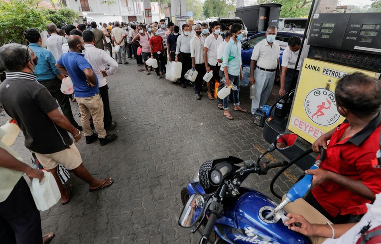 Mọi người xếp h&agrave;ng chờ mua xăng tại một trạm xăng Ceylon Ceypetco ở Colombo, Sri Lanka. Ảnh: Reuters