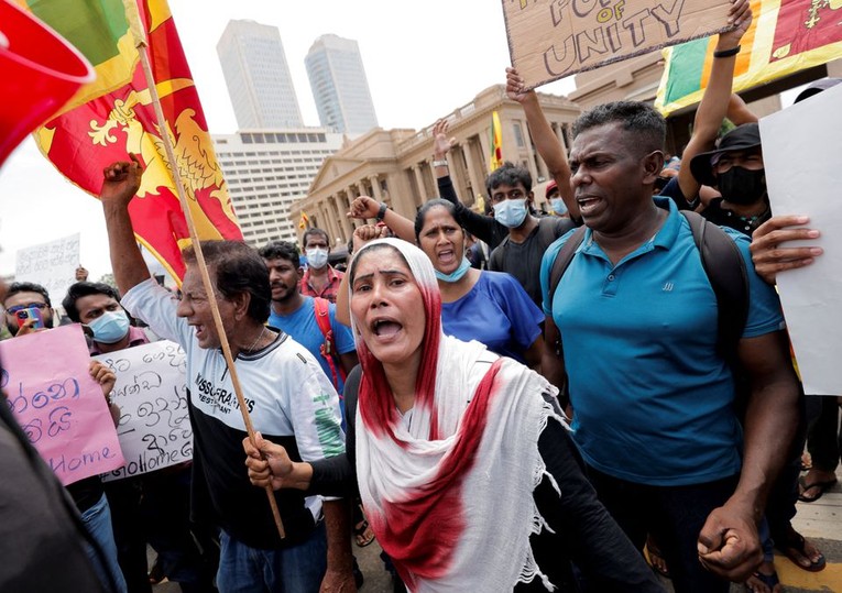 Suy tho&aacute;i kinh tế khiến Sri Lanka rơi v&agrave;o khủng hoảng ch&iacute;nh trị. Ảnh: Reuters