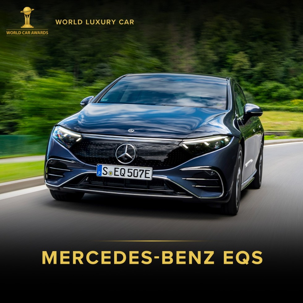Mercedes-Benz EQS l&agrave; Xe sang trọng Thế giới của Năm 2022. Chiếc sedan hạng sang chạy ho&agrave;n to&agrave;n bằng điện đ&atilde; gi&agrave;nh chiến thắng trước BMW iX đứng thứ hai v&agrave; Genesis GV70 đứng thứ ba. Xe đủ điều kiện nhận giải thưởng Xe sang trọng thế giới phải được sản xuất với số lượng &iacute;t nhất 5.000 chiếc/năm, phải c&oacute; gi&aacute; tương đương xe sang tại c&aacute;c thị trường ch&iacute;nh v&agrave; phải được b&aacute;n ở &iacute;t nhất hai thị trường lớn tr&ecirc;n &iacute;t nhất hai lục địa ri&ecirc;ng biệt, trong khoảng thời gian từ ng&agrave;y 1/1/2021 - 30/3/2022.