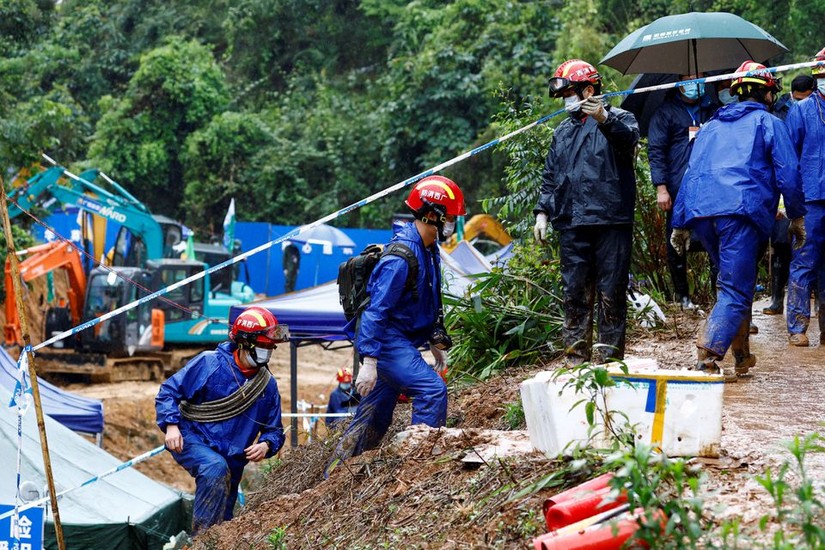 C&aacute;c nh&acirc;n vi&ecirc;n cứu hộ tại hiện trường vụ tai nạn h&agrave;ng kh&ocirc;ng. Ảnh: Reuters