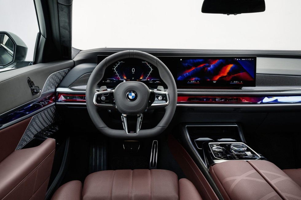 BMW i7 xDrive60 sử dụng 2 động cơ điện, mỗi động cơ được bố tr&iacute; ở mỗi trục cho ph&eacute;p xe c&oacute; hệ dẫn động 4 b&aacute;nh. H&atilde;ng xe Đức cho biết động cơ ph&iacute;a trước cho c&ocirc;ng suất 255 m&atilde; lực v&agrave; m&ocirc;-men xoắn 365 Nm, động cơ ph&iacute;a sau tạo ra 308 m&atilde; lực v&agrave; m&ocirc;-men xoắn tối đa to&agrave;n hệ thống l&agrave; 744 Nm. Trong khi đ&oacute;, đối thủ Mercedes EQS ra mắt trước c&oacute; c&ocirc;ng suất thấp hơn (516 m&atilde; lực) nhưng m&ocirc;-men xoắn cao hơn kh&aacute; đ&aacute;ng kể (854 Nm).