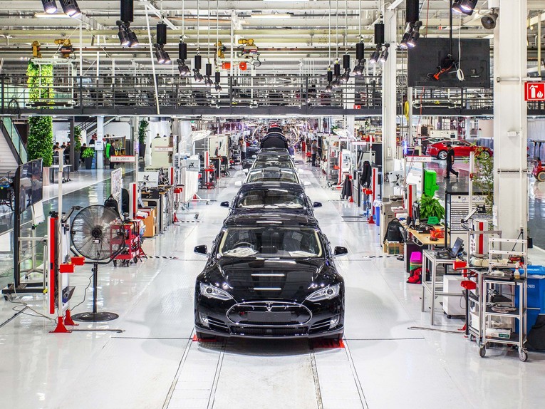 Tesla đ&atilde; c&oacute; doanh số b&aacute;n xe kỷ lục trong qu&yacute; I/2022 v&agrave; dự kiến mở rộng sản xuất 1,5 triệu xe trong năm nay.