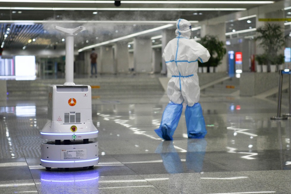 Robot khử khuẩn tự động tại nh&agrave; ga ở An Huy, Trung Quốc. Ảnh: Xinhua