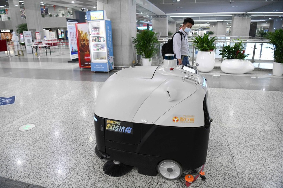 Robot vệ sinh tại c&aacute;c địa điểm c&ocirc;ng cộng. Ảnh: Xinhua