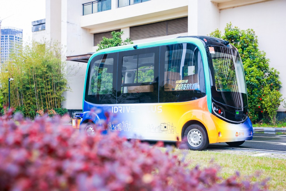 Xe bus kh&ocirc;ng người l&aacute;i tham gia chống dịch tại Trung Quốc. Ảnh: Xinhua