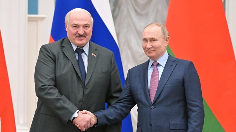 Tổng thống Nga Vladimir Putin v&agrave; Tổng thống Belarus Alexander Lukashenko hồi th&aacute;ng 2/2022 tại Moscow. Ảnh: EPA-EFE