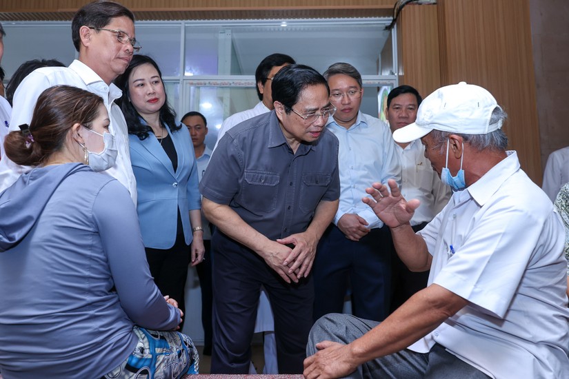 Thủ tướng Phạm Minh Ch&iacute;nh thăm Bệnh viện đa khoa tỉnh Kh&aacute;nh H&ograve;a v&agrave; thăm hỏi, động vi&ecirc;n bệnh nh&acirc;n, người nh&agrave; bệnh nh&acirc;n. Ảnh: VGP