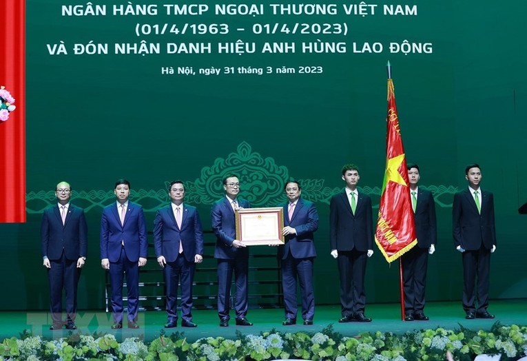 Thủ tướng Phạm Minh Ch&iacute;nh trao tặng ng&acirc;n h&agrave;ng Vietcombank danh hiệu Anh h&ugrave;ng Lao động. Ảnh: VGP