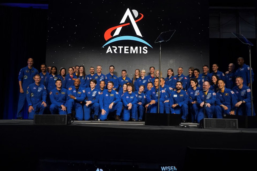 To&agrave;n bộ c&aacute;c th&agrave;nh vi&ecirc;n của nh&oacute;m Artemis của NASA. Ảnh: Reuters