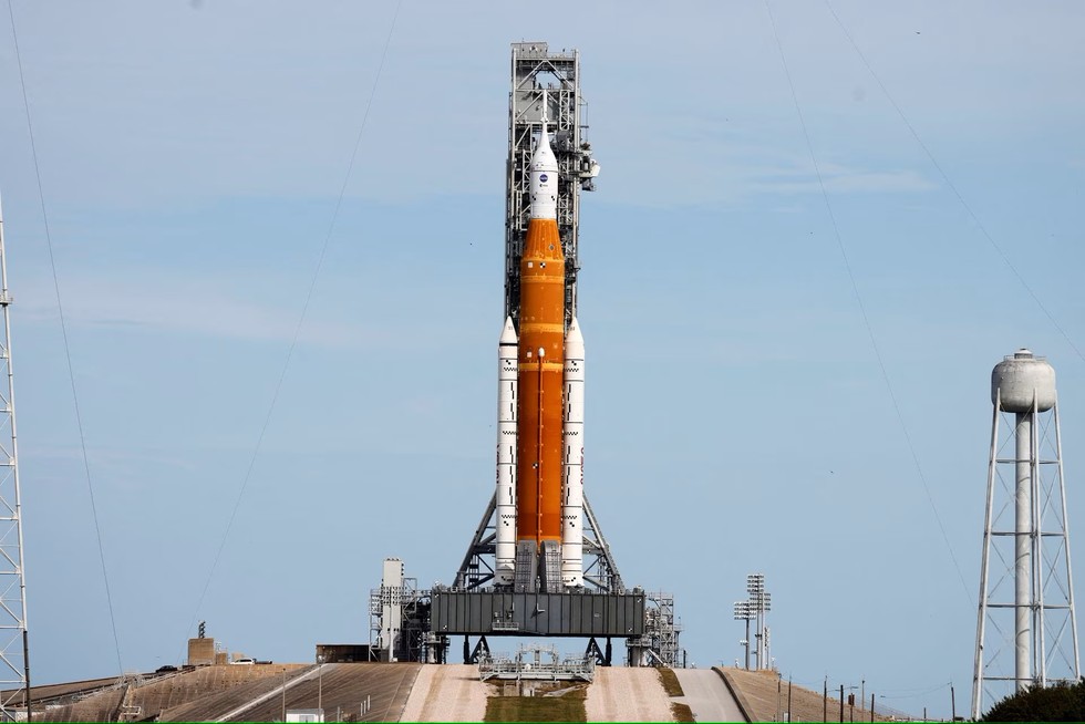 T&ecirc;n lửa mặt trăng thế hệ tiếp theo của NASA - t&ecirc;n lửa SLS - tại Cape Canaveral, Florida cho sứ mệnh Artemis I. Ảnh: Reuters