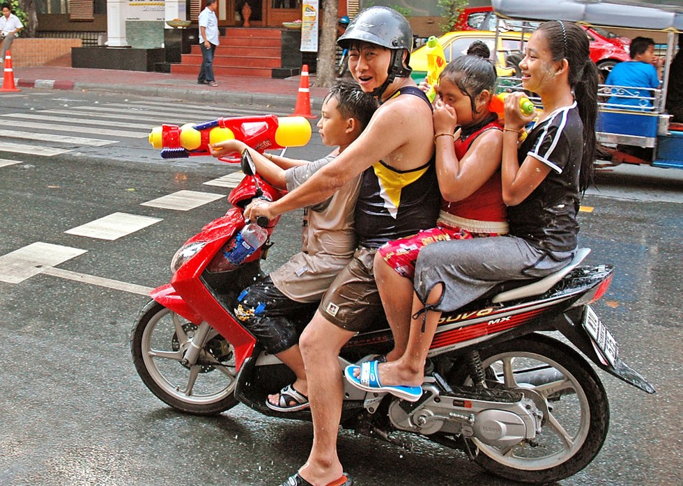 Người d&acirc;n Th&aacute;i Lan tham gia v&agrave;o lễ hội t&eacute; nước bằng s&uacute;ng nước. Ảnh: Time Pile