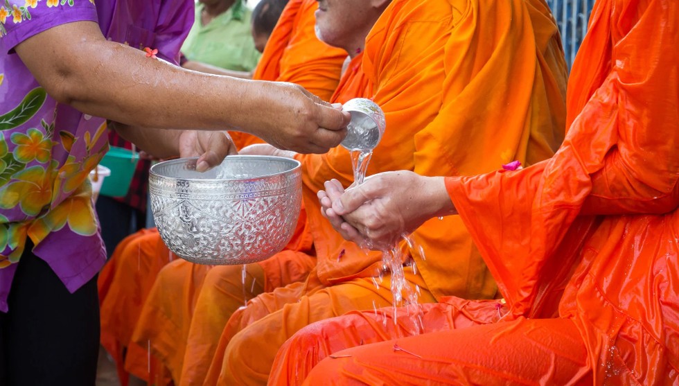 H&agrave;nh động đổ nước tượng trưng cho việc rửa sạch những điều xui xẻo t&iacute;ch tụ trong năm trước. Ảnh: Shutterstock