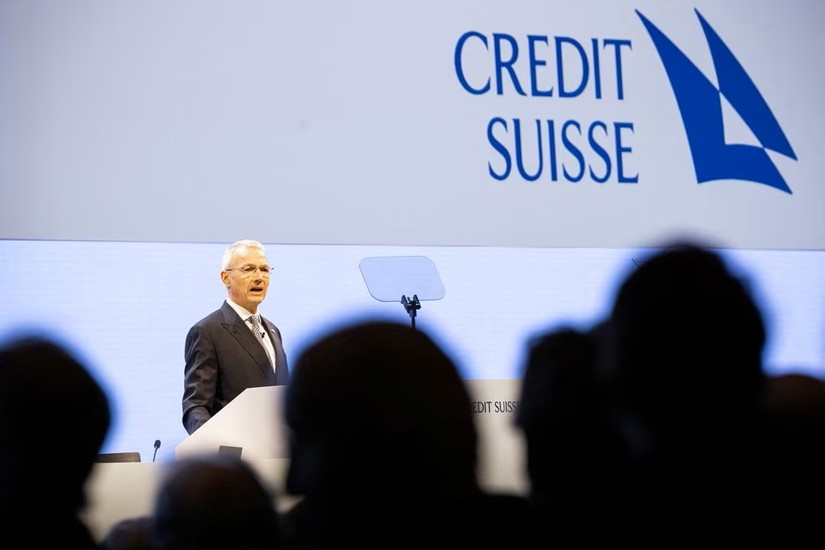 Chủ tịch của Credit Suisse, Axel Lehmann ph&aacute;t biểu trong đại hội đồng cổ đ&ocirc;ng thường ni&ecirc;n của Credit Suisse tại Hallenstadion, Zurich, Thụy Sĩ, ng&agrave;y 4/4. Ảnh: Reuters