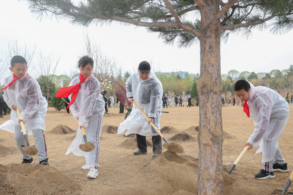 &Ocirc;ng Tập Cận B&igrave;nh khuyến kh&iacute;ch người d&acirc;n v&agrave; người trẻ tuổi tham gia v&agrave;o ph&aacute;t triển xanh để x&acirc;y dựng Trung Quốc tươi đẹp. Ảnh: Xinhua