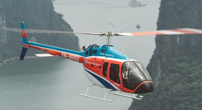 M&aacute;y bay trực thăng Bell 505 số hiệu VN-8650 bay tr&ecirc;n Vịnh Hạ Long.