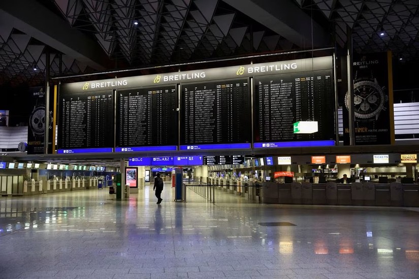 S&acirc;n bay Frankfurt, Đức, th&ocirc;ng b&aacute;o ho&atilde;n hủy chuyến do đ&igrave;nh c&ocirc;ng, ng&agrave;y 27/3. Ảnh: Reuters