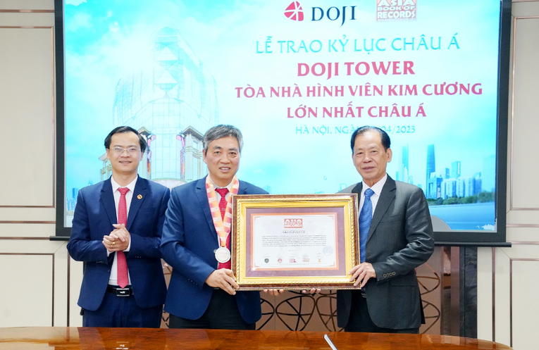 &Ocirc;ng Dương Anh Tuấn &ndash; Ph&oacute; Tổng Gi&aacute;m đốc Tập đo&agrave;n DOJI đại diện nhận hu&acirc;n chương v&agrave; giấy chứng nhận từ Asia Book of Records.