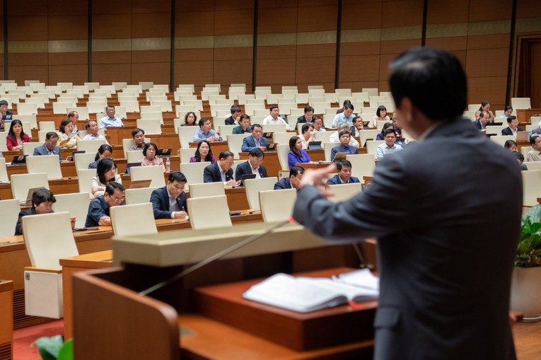 Ph&oacute; Thủ tướng Ch&iacute;nh phủ, Bộ trưởng Bộ T&agrave;i nguy&ecirc;n v&agrave; M&ocirc;i trường Trần Hồng H&agrave; b&aacute;o c&aacute;o, l&agrave;m r&otilde; một số vấn đề đại biểu Quốc hội quan t&acirc;m. Ảnh: Quochoi.vn