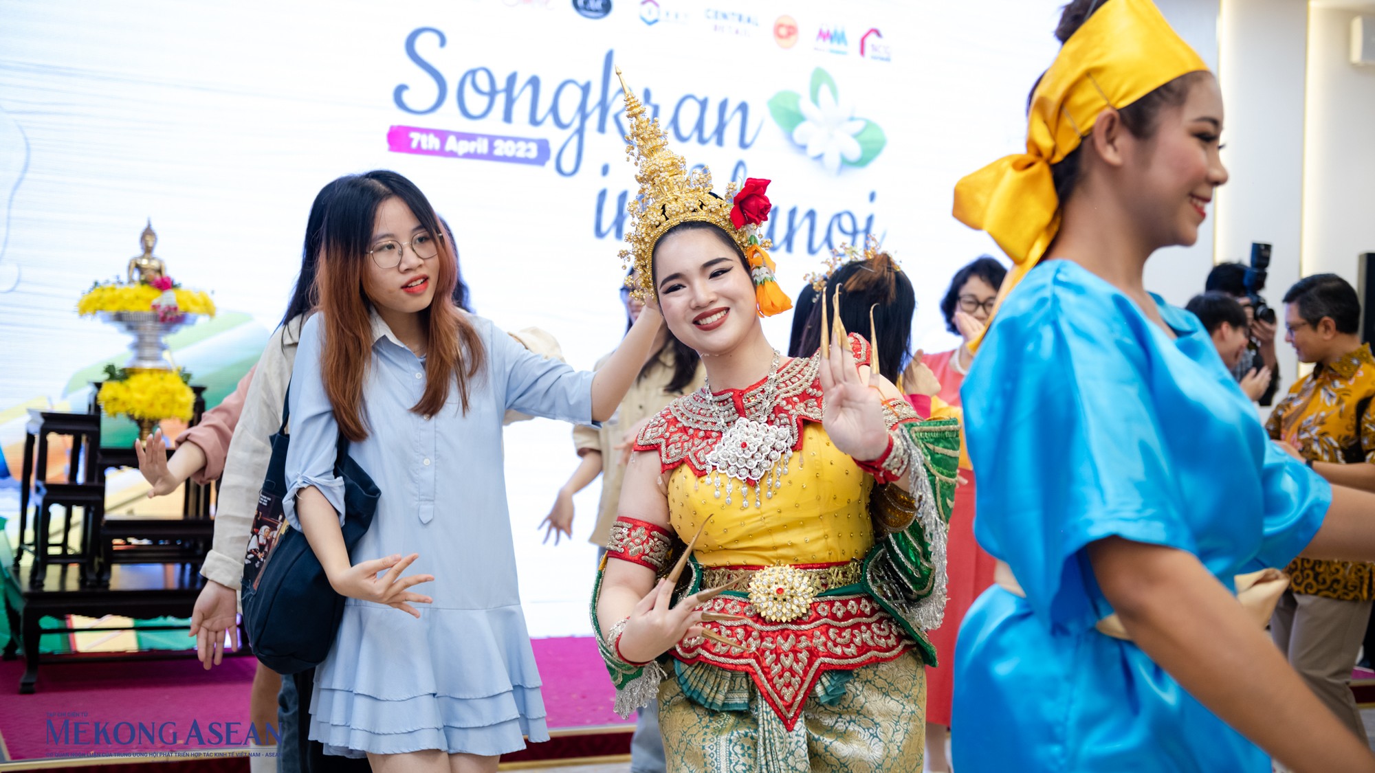 Độc đáo lễ hội té nước Songkran của Thái Lan ngay tại Hà Nội