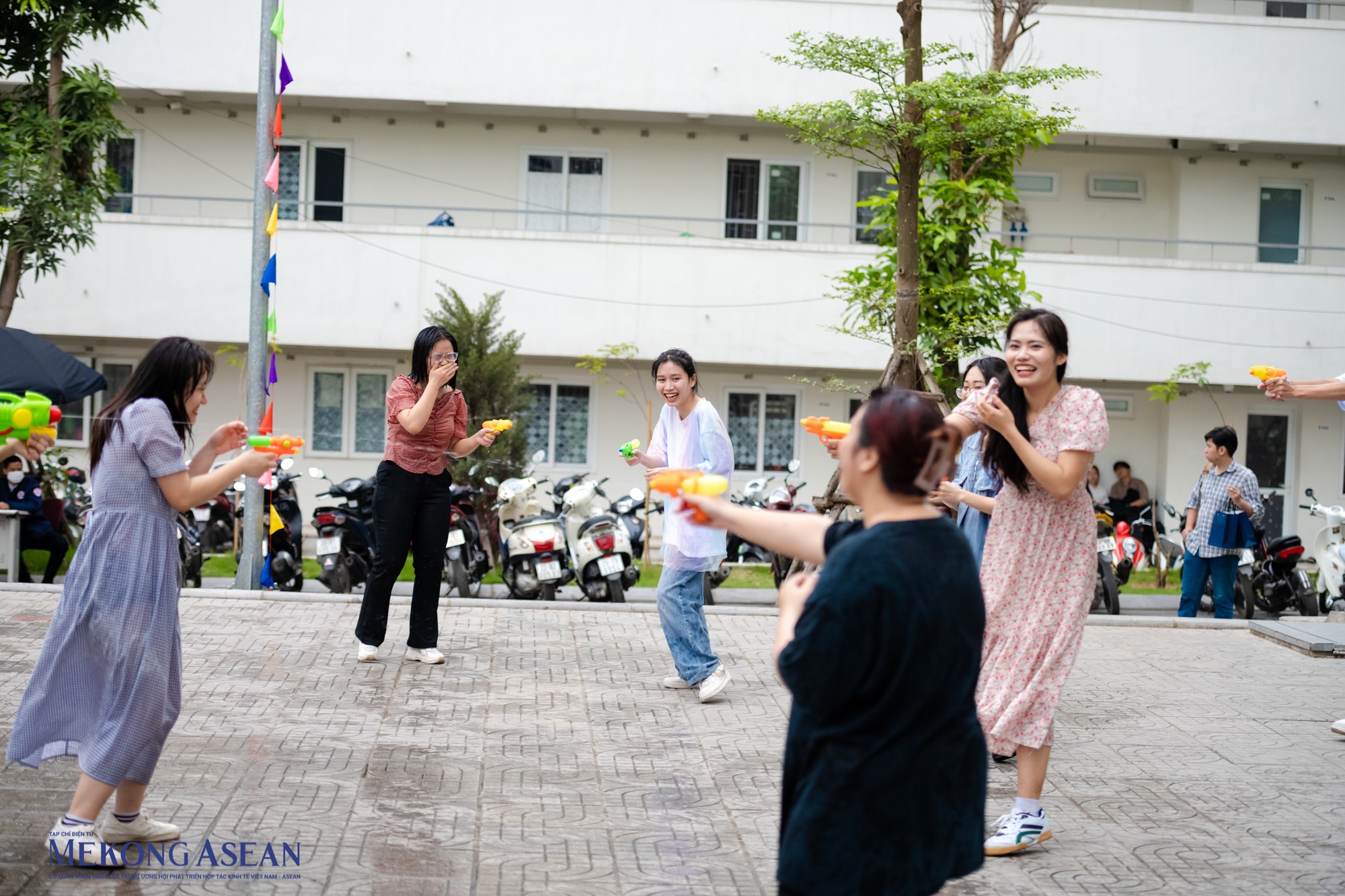 Độc đáo lễ hội té nước Songkran của Thái Lan ngay tại Hà Nội