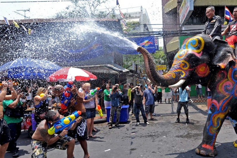 Du kh&aacute;ch tham gia lễ hội t&eacute; nước tại đường Khao San ở Bangkok. Ảnh: AFP