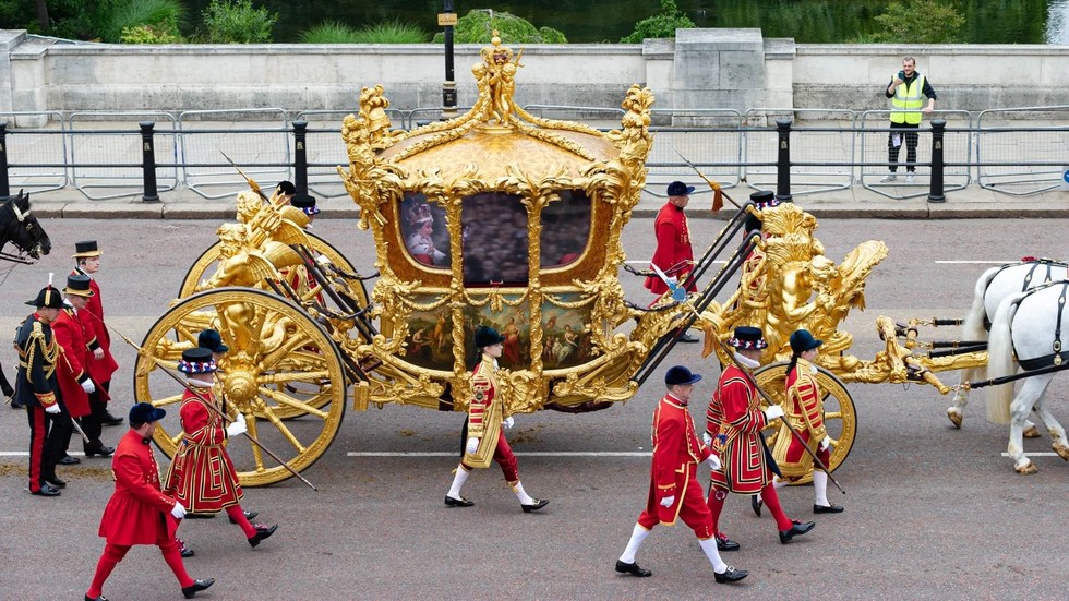 Cỗ xe ngựa Gold State Coach. Ảnh: CNN