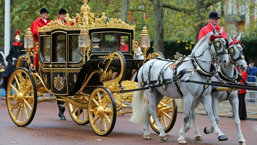 Nữ ho&agrave;ng Anh Elizabeth II c&ugrave;ng Th&aacute;i tử Charles v&agrave; c&ocirc;ng nương Camilla ngồi tr&ecirc;n cỗ xe Diamond Jubilee v&agrave;o năm 2019 tới Lễ khai mạc Quốc hội. Ảnh: AFP