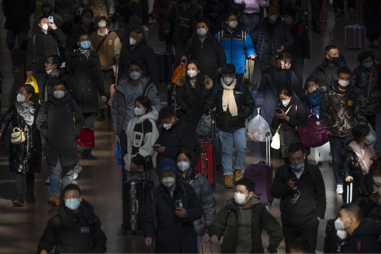 Người đi bộ tại Ga t&agrave;u T&acirc;y Bắc Kinh ở thủ đ&ocirc; Bắc Kinh, Trung Quốc. Ảnh: AP