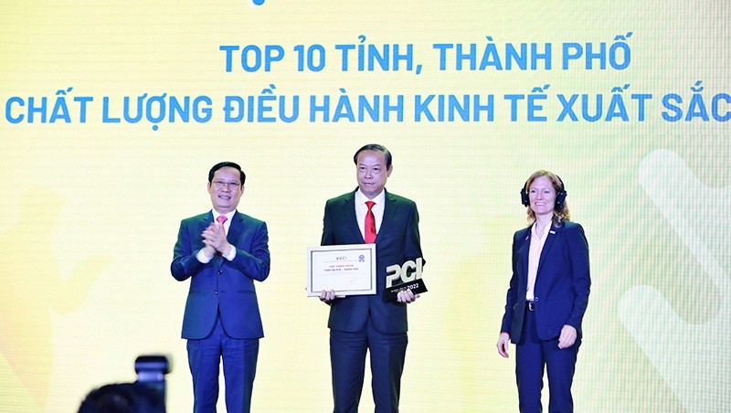 &Ocirc;ng Nguyễn Văn Thọ (đứng giữa), Chủ tịch UBND tỉnh B&agrave; Rịa - Vũng T&agrave;u nhận chứng nhận Chỉ số PCI cấp tỉnh.