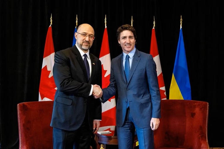 Thủ tướng Canada Justin Trudeau tiếp Thủ tướng Ukraine Denys Shmyhalm, ng&agrave;y 11/4. Ảnh: Reuters