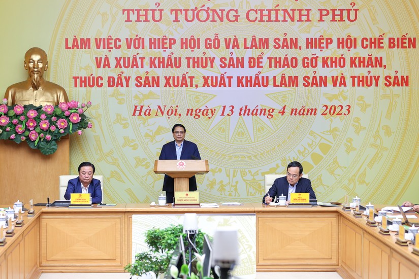 Thủ tướng Phạm Minh Ch&iacute;nh chủ tr&igrave; Hội nghị l&agrave;m việc với Hiệp hội Gỗ v&agrave; l&acirc;m sản, Hiệp hội Chế biến v&agrave; xuất khẩu thủy sản Việt. Ảnh: VGP