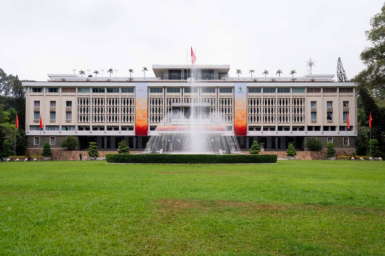 Hàng trăm người yêu nghệ thuật tham dự triển lãm 'Glory to GLORY' ngày đầu mở cửa