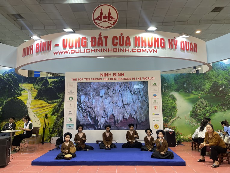 Gian h&agrave;ng quảng b&aacute; du lịch Ninh B&igrave;nh. Ảnh: Thảo Ng&acirc;n