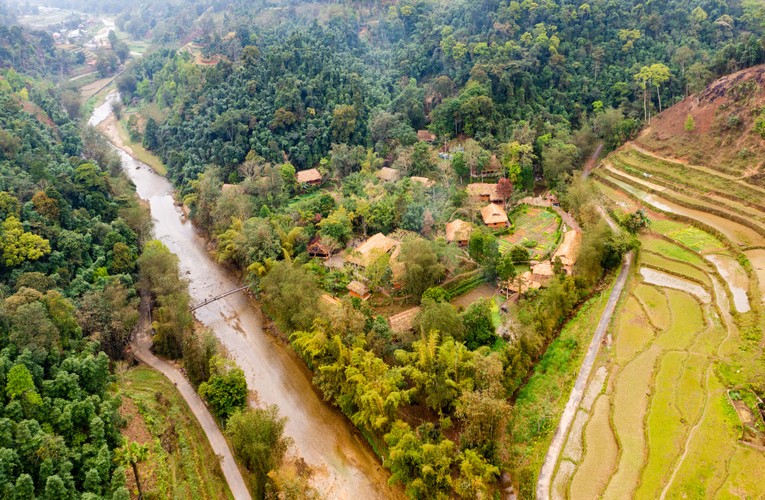 Khu nghỉ dưỡng Panhou Retreat nằm trong l&otilde;i Ho&agrave;ng Su Ph&igrave;, H&agrave; Giang cạnh suối Th&ocirc;ng Nguy&ecirc;n. Ảnh: Panhou Retreat.