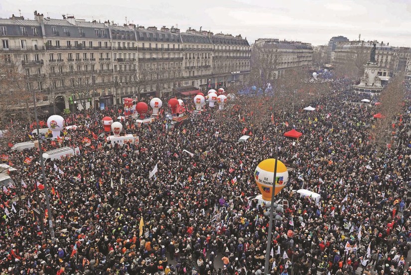 Người biểu t&igrave;nh phản đối kế hoạch n&acirc;ng tuổi nghỉ hưu tại Paris, Ph&aacute;p. Ảnh: AFP