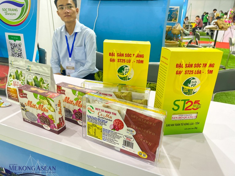 Gạo ST25 của S&oacute;c Trăng đ&atilde; đạt danh hiệu &amp;amp;amp;quot;Gạo ngon nhất thế giới&amp;amp;amp;quot; tại Hội nghị Thương mại Gạo Thế giới lần thứ 11 tại Manila, Philippines (2019) cũng xuất hiện tại hội chợ. Ảnh: Thảo Ng&acirc;n