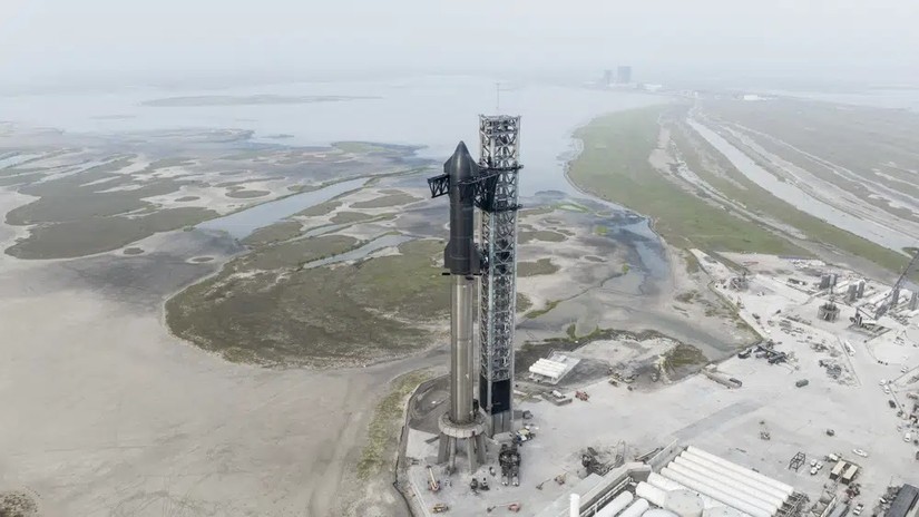 T&ecirc;n lửa Starship tại bệ ph&oacute;ng ở Boca Chica, Texas. Ảnh: SpaceX