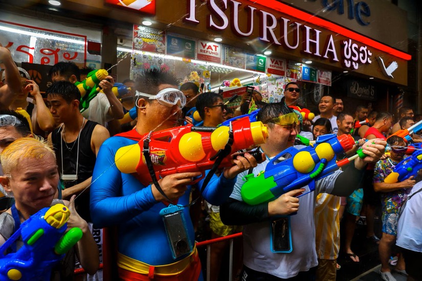 Người d&acirc;n tham gia lễ hội t&eacute; nước Songkran tại Bangkok, Th&aacute;i Lan. Ảnh: Reuters