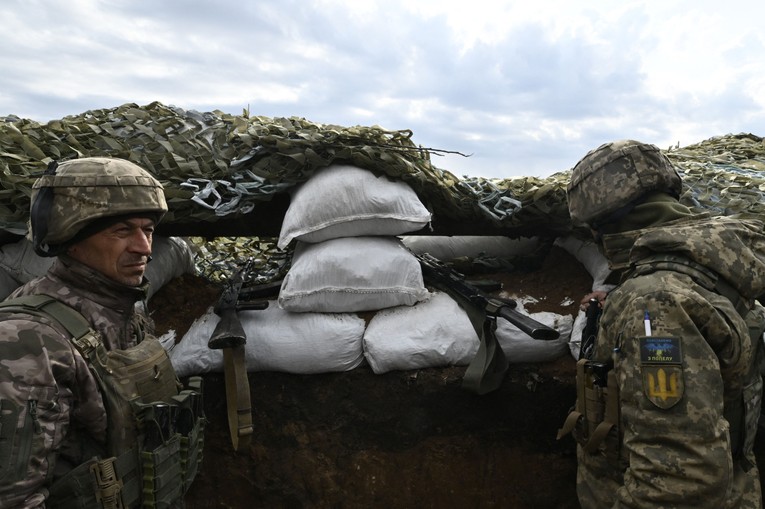 Binh sĩ Ukraine đứng trong c&aacute;c chiến h&agrave;o gần khu vực Bakhmut. Ảnh: Getty Images