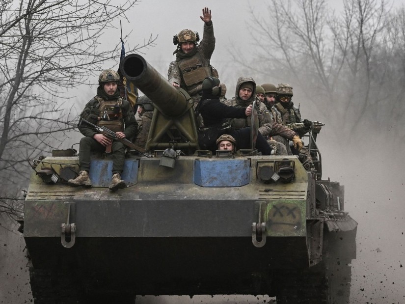 Binh sĩ Ukraine điều khiển ph&aacute;o tự h&agrave;nh 2S7 Pion ở gần Bakhmut, v&ugrave;ng Donbass. Ảnh: AFP