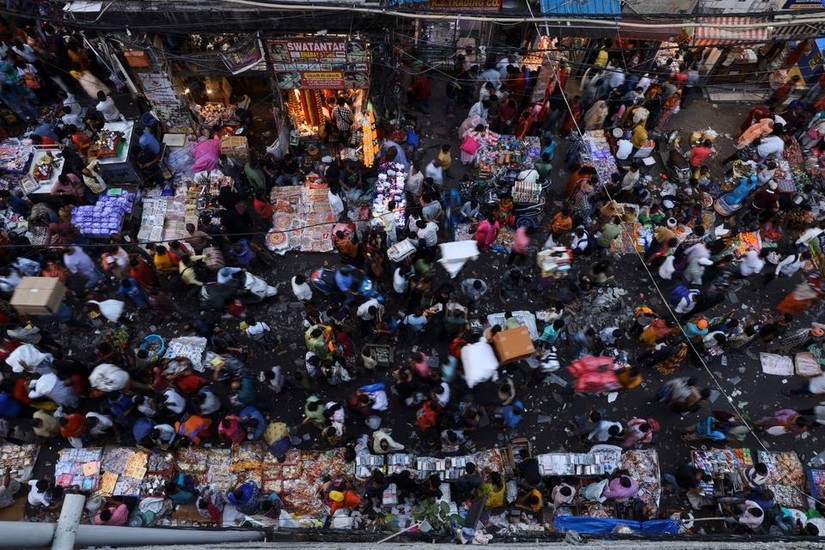 Khu chợ đ&ocirc;ng đ&uacute;c ở khu phố cổ Delhi, Ấn Độ, th&aacute;ng 10/2022. Ảnh: Reuters